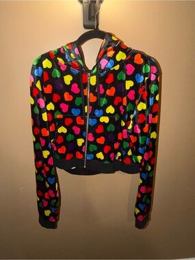 Cropped Club Exx Satin Hoodie with Multicolor Heart Print